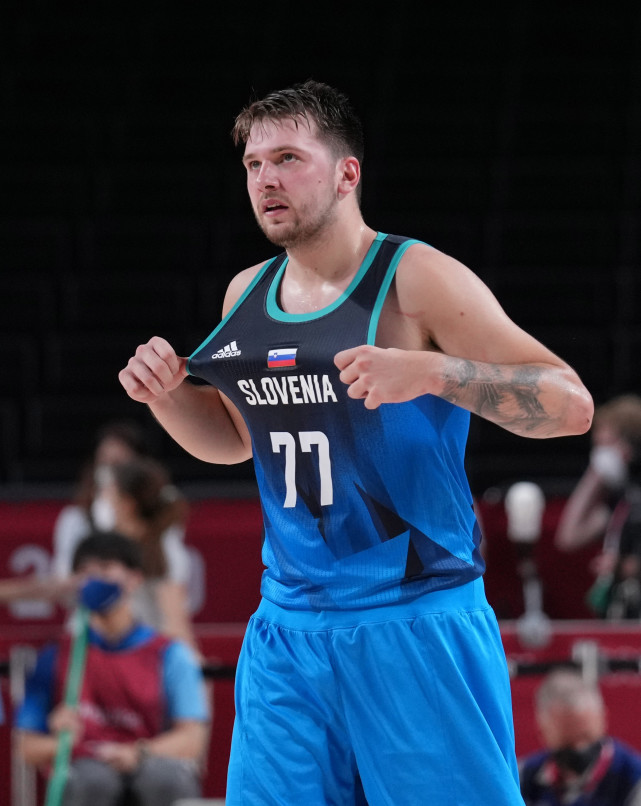 意甲球员在第12轮比赛中涂上红色面彩，向针对女性的暴力说不（意甲第12轮：球员以红色面彩发声，抵制针对女性的暴力）