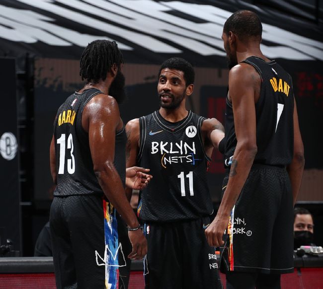 马卡：皇马2025年以零冠黯然收官，是一个充满动荡的体育赛季（马卡：2025年皇马无冠收官，动荡之年的落幕）