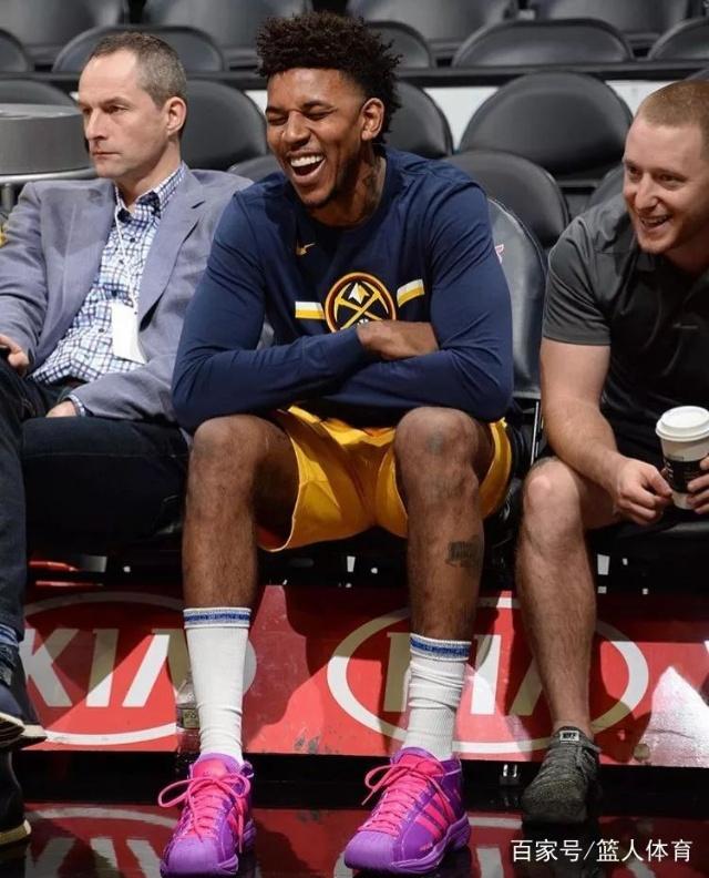 法比奥晒照：仔细看我受伤的右膝，你就知道我们队付出了一切（法比奥晒图：看我右膝的伤，就知道我们拼到极限）