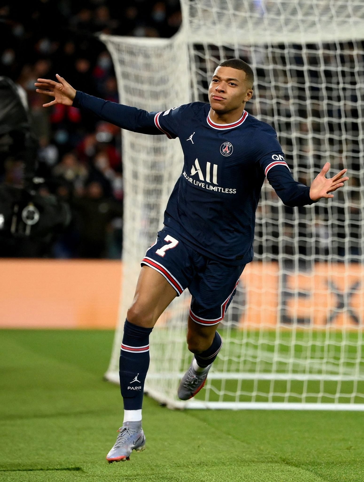 欧冠前瞻：本菲卡出线前景不妙，那不勒斯状态不俗为晋级争三分（欧冠前瞻：本菲卡出线形势堪忧，那不勒斯状态正佳力拼关键三分）