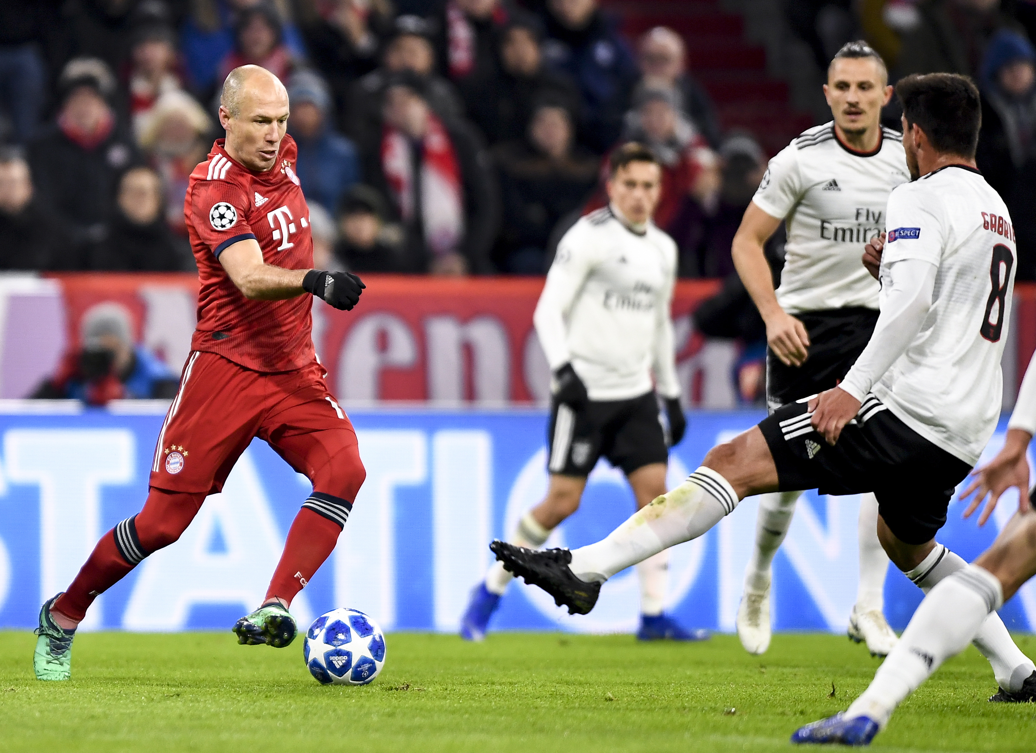 西甲焦点战：皇家奥维耶多步步紧逼马略卡，赛季前景扑朔迷离（西甲重磅对决：皇家奥维耶多紧追马略卡，赛季走向仍充满变数）