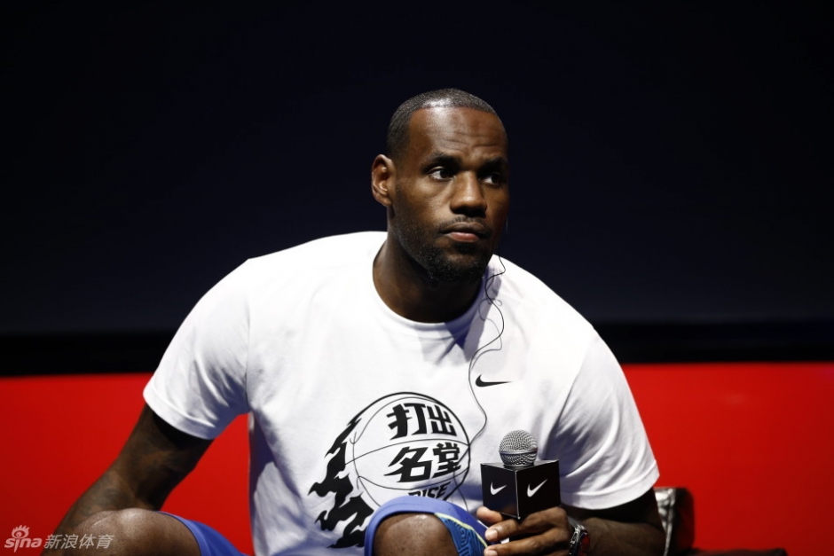 谢娜第一次下场打高尔夫获老公陪伴，甜喊张杰“老张”羡煞旁人（谢娜首次挥杆高尔夫，张杰贴身相伴，甜喊“老张”撒糖惹人羡）