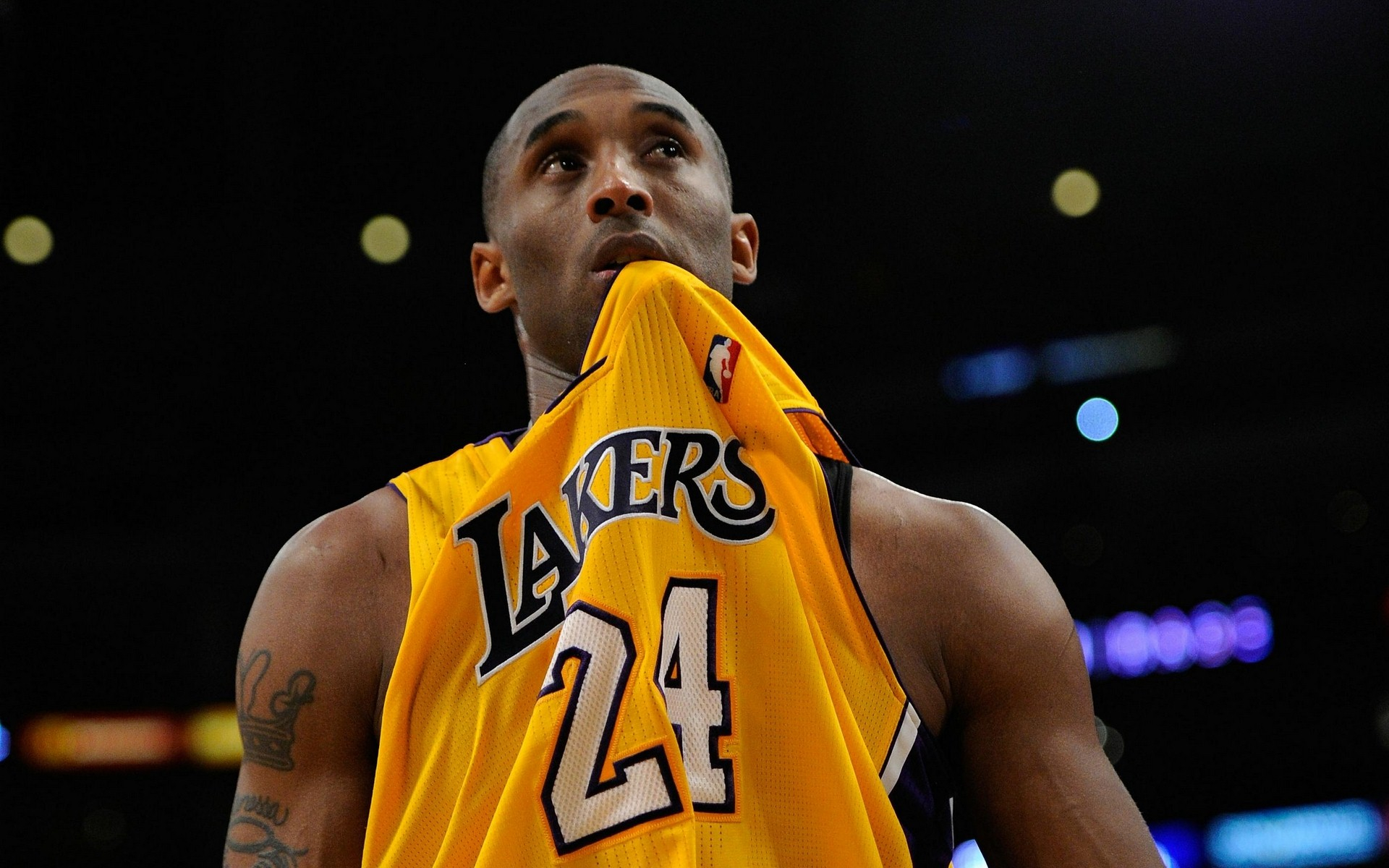 哈兰德自曝：女友看球看到“吐”，靠烹饪、玩游戏维系感情（哈兰德坦言：女友看球会难受到想吐，我们靠做饭和打游戏维系感情）