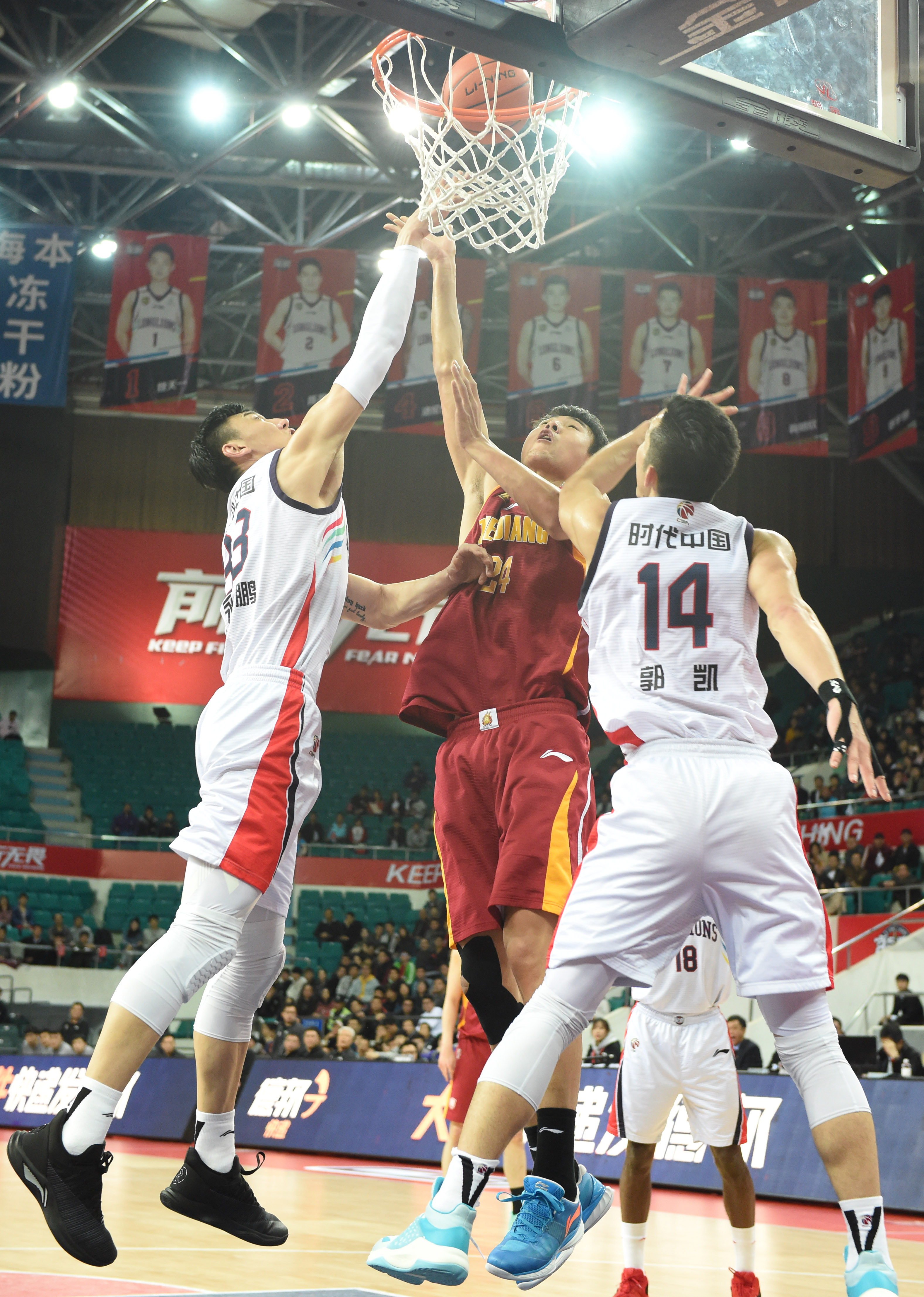 蒂亚戈：若瓜帅的足球是控制中的秩序，渣叔则是混乱中的自信（蒂亚戈：瓜迪奥拉以控制塑造秩序，克洛普在混沌中彰显自信）