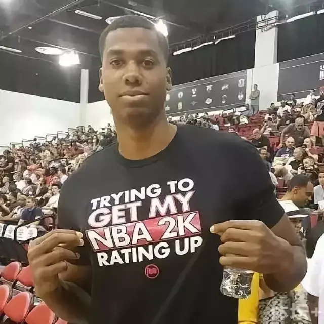 媒体人：本场让我想起去年字母也击败雷霆 他&文班都是历史级怪物（媒体人：此役令我想起字母哥去年也擒雷霆 他与文班皆为历史级怪物）