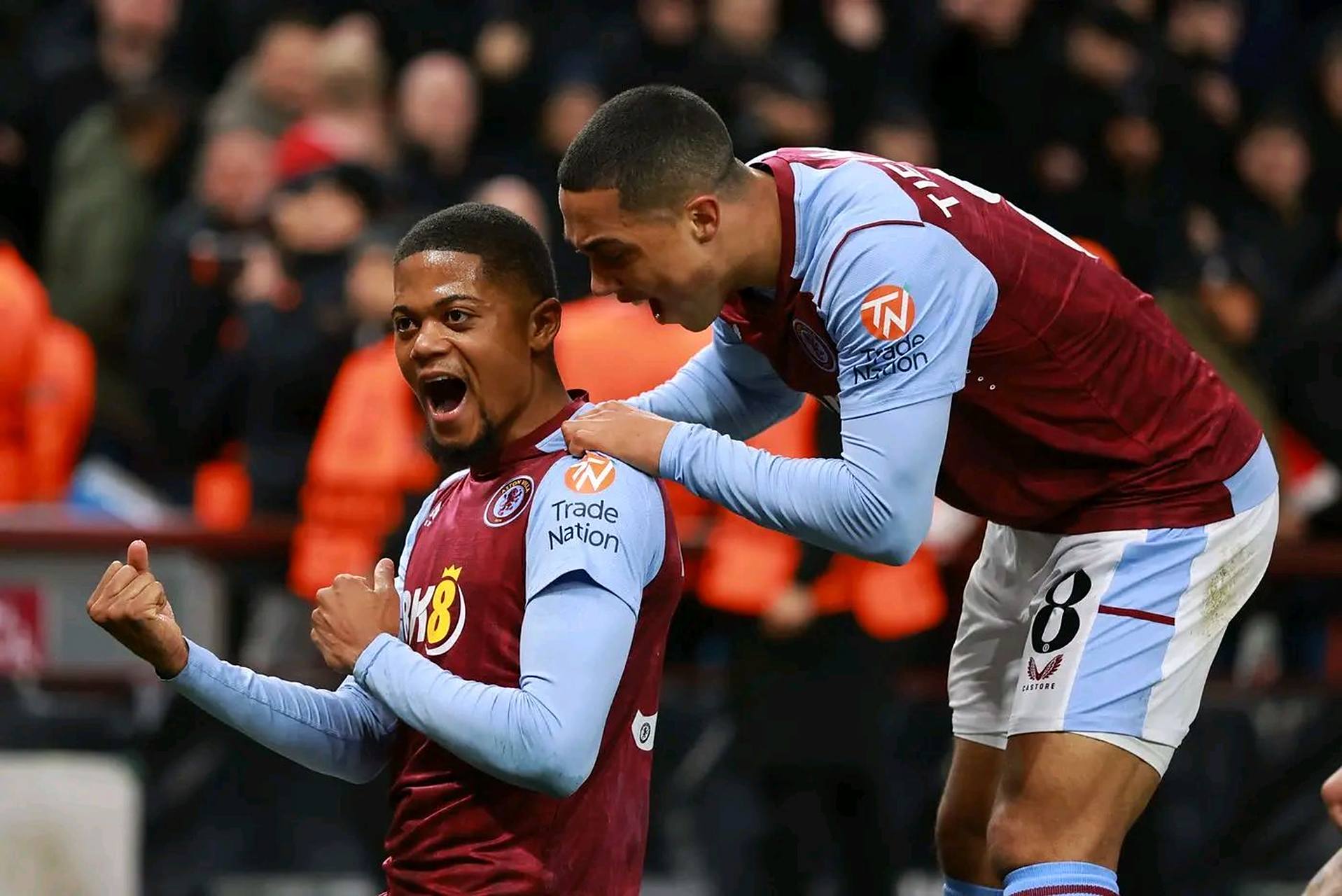 巨星时刻！爱德华兹几乎负角度关键三分绝平 穆雷封到脸上仍无力阻挡！（高光时刻！爱德华兹逆天角度关键三分扳平，穆雷贴脸干扰亦无法阻挡）