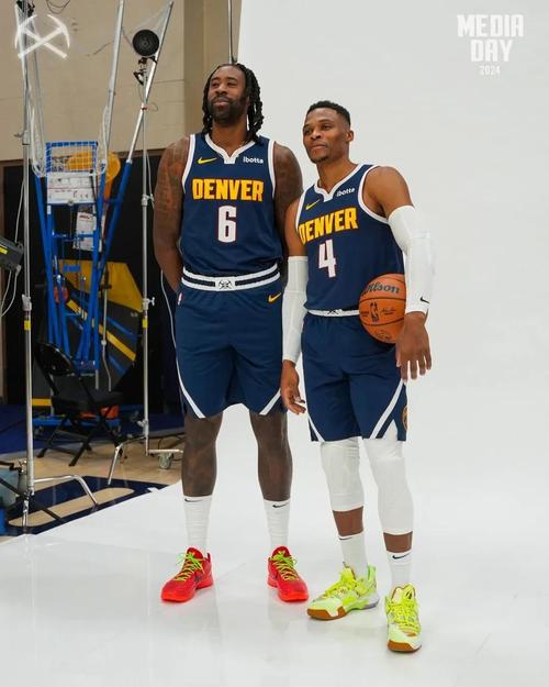 姆巴佩将带着一根手指骨折比赛，他的坚韧精神点燃球迷热情（姆巴佩手指骨折仍将出战，顽强斗志点燃球迷激情）