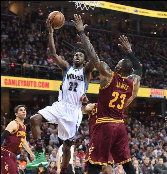 英超冷门多豪门问题多，曼联1比1西汉姆，B费错失良机被质疑（英超爆冷频现豪强陷困境，曼联1-1西汉姆，B费挥霍良机遭质疑）