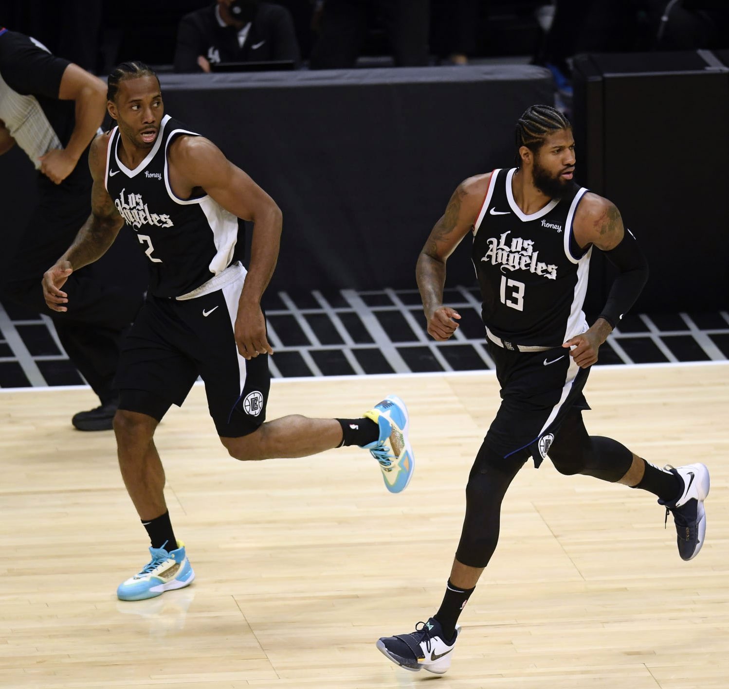 名记：尼克斯、勇士等队有意字母哥，后者希望去大城市&争冠球队（名记：尼克斯、勇士等队追逐字母哥，他倾向加盟大城市且具备争冠实力的球队）