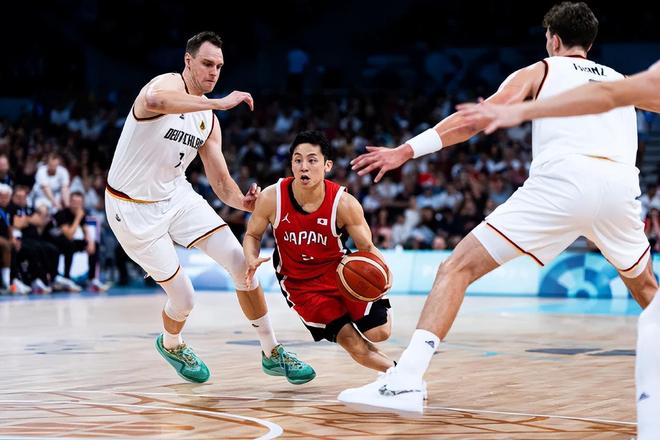 詹姆斯篮板抢断连续上榜（詹姆斯篮板与抢断双榜连登）