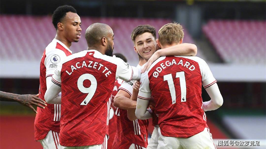 霍里：我想起上一场詹姆斯被撞到腿 大多数人会休2周&他继续扣篮（霍里：詹姆斯上场腿部被撞，多数人会休两周，他照样扣篮）