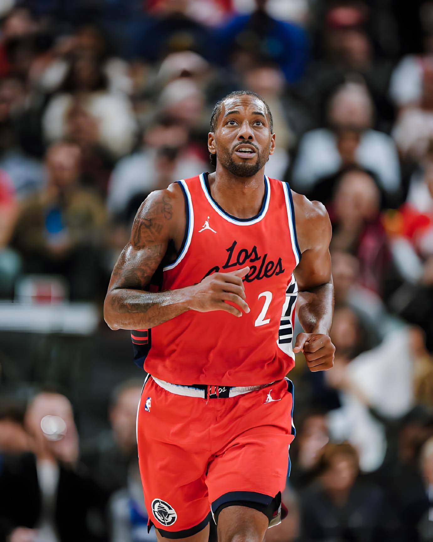 吉迪半场表现抢眼，得分篮板双丰收（吉迪半场大放异彩，得分与篮板齐开花）