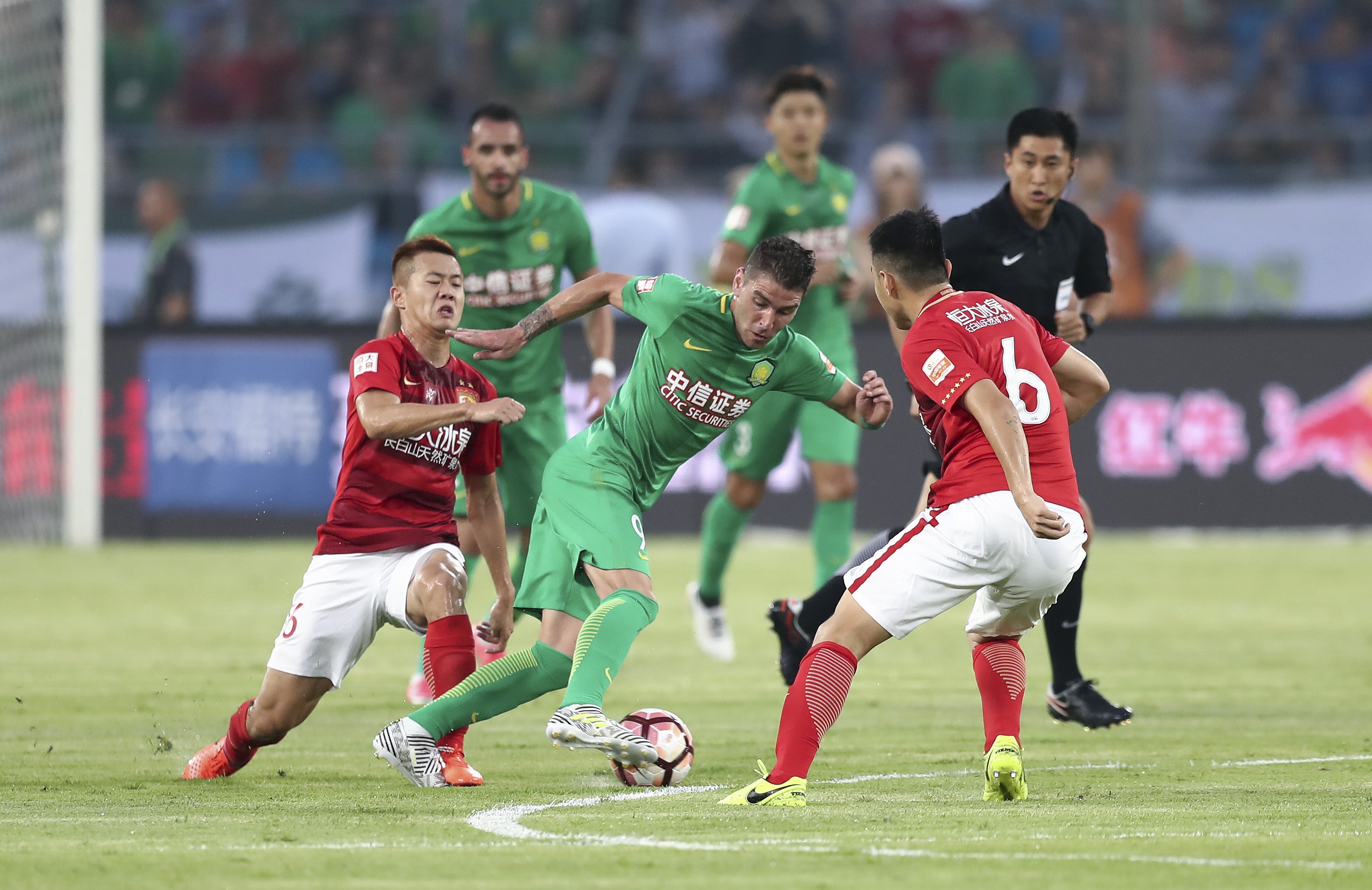 NBA球员交易动态及球队影响（NBA交易风云：球员流动与球队格局变化）